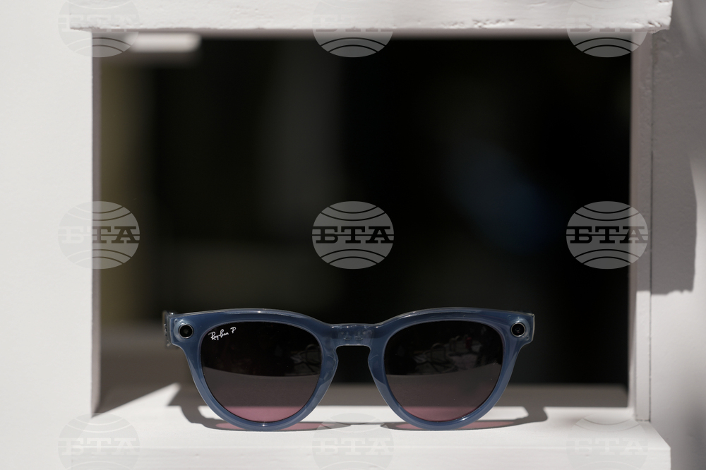 "Мета" представи умни очила с вграден цветен екран 