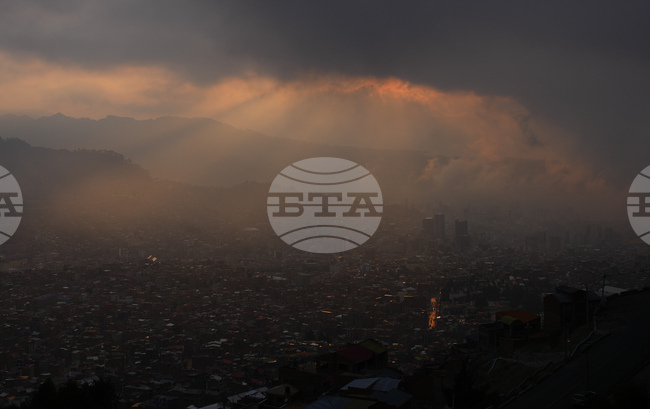 Боливийци използват маркучи и бутилки с вода, за да се борят с горски пожари