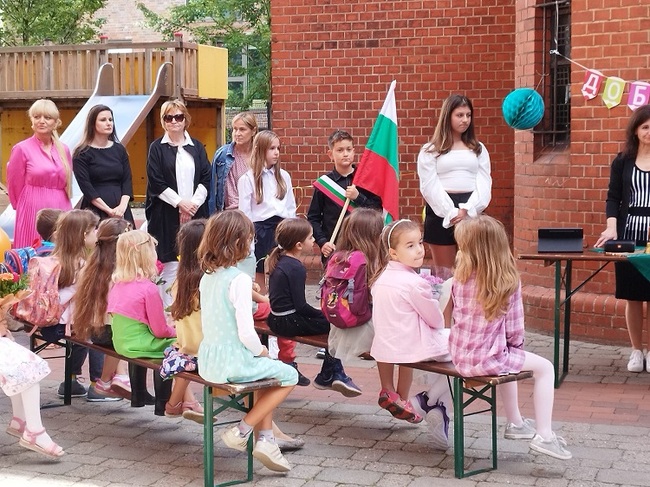 Възпитаници на българските училища в чужбина могат да участват в конкурс „Колко езици говорим в класната стая?“