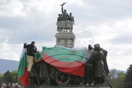 Паметник на Съветската армия - знамена