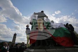 Паметник на Съветската армия - знамена