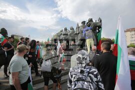 Паметник на Съветската армия - знамена
