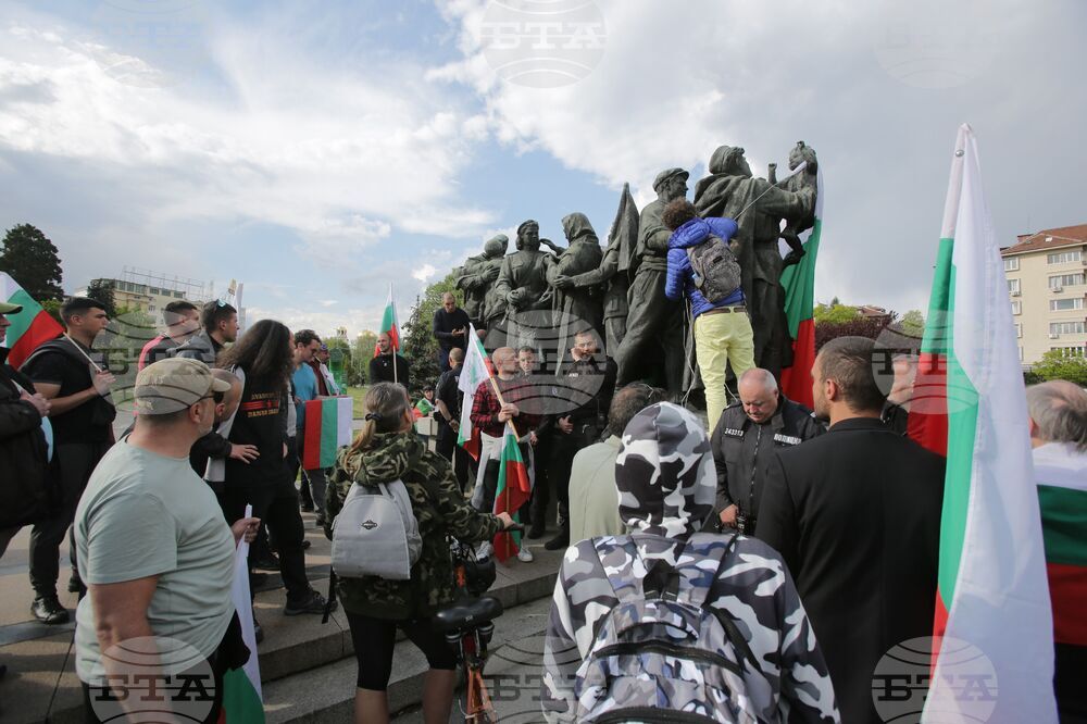 Паметник на Съветската армия - знамена