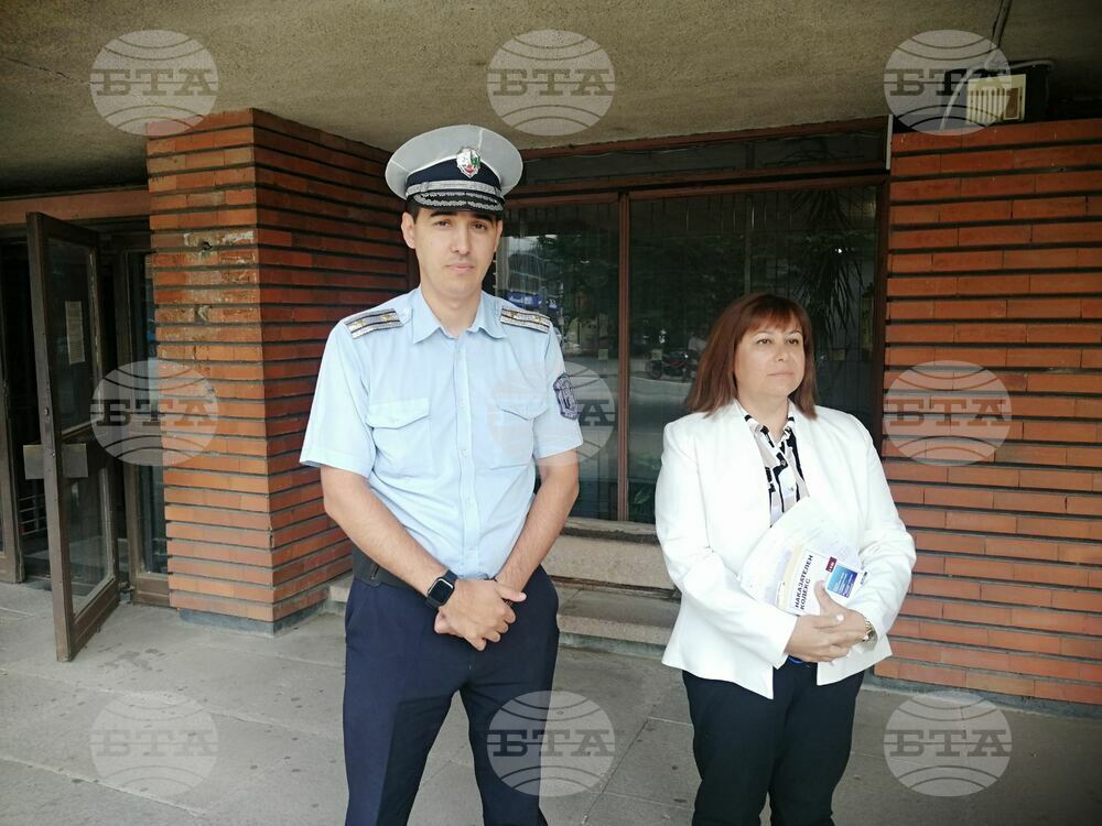 Жена на 23 години загина, а три пострадаха, след като камион блъсна лек автомобил в аварийната лента на автомагистрала "Тракия"
