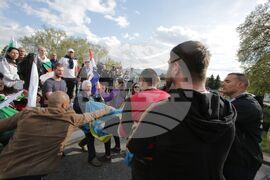 Паметник на Съветската армия - знамена - протестиращи