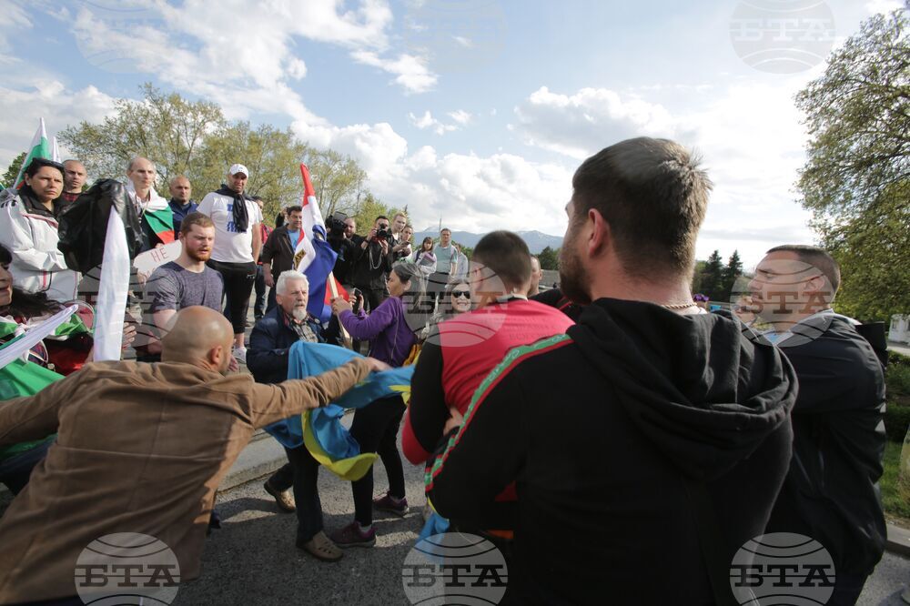 Паметник на Съветската армия - знамена - протестиращи