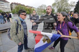 Паметник на Съветската армия - знамена - протестиращи