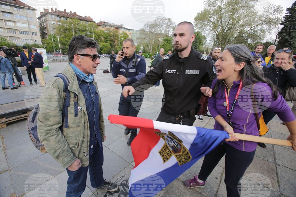 Паметник на Съветската армия - знамена - протестиращи