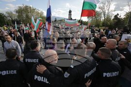 Паметник на Съветската армия - знамена - протестиращи