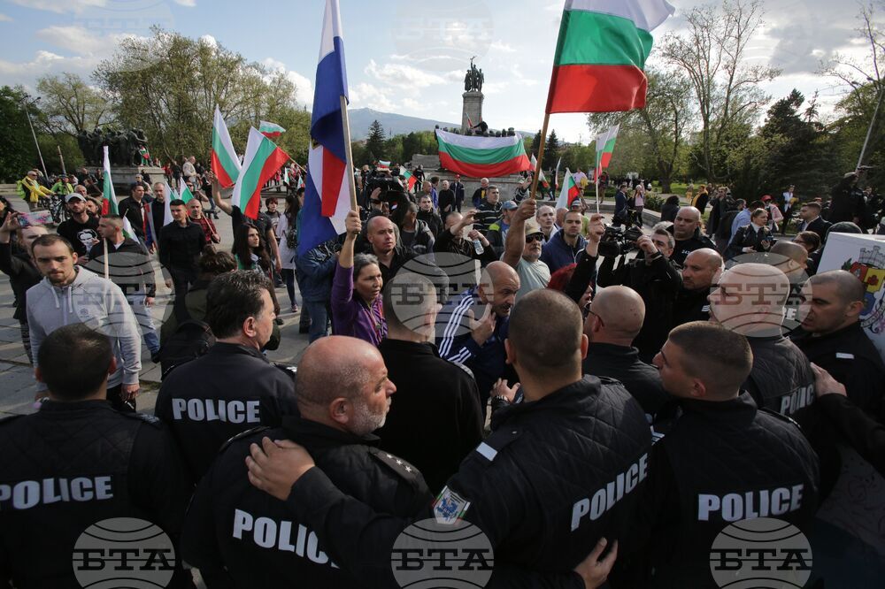 Паметник на Съветската армия - знамена - протестиращи
