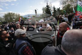 Паметник на Съветската армия - знамена - протестиращи