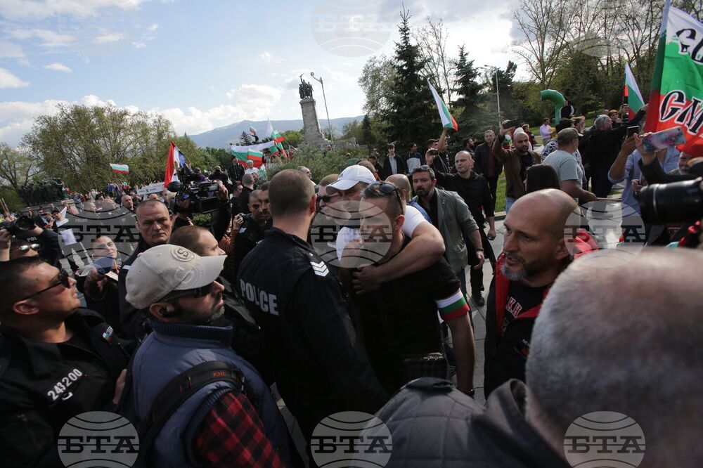 Паметник на Съветската армия - знамена - протестиращи