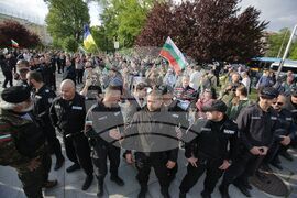 Паметник на Съветската армия - знамена - протестиращи