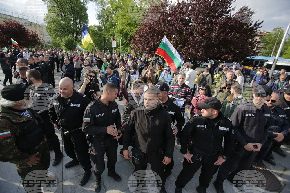 Паметник на Съветската армия - знамена - протестиращи