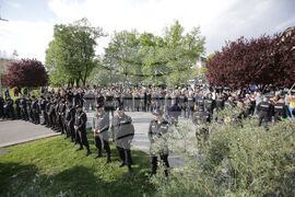 Паметник на Съветската армия - знамена - протестиращи