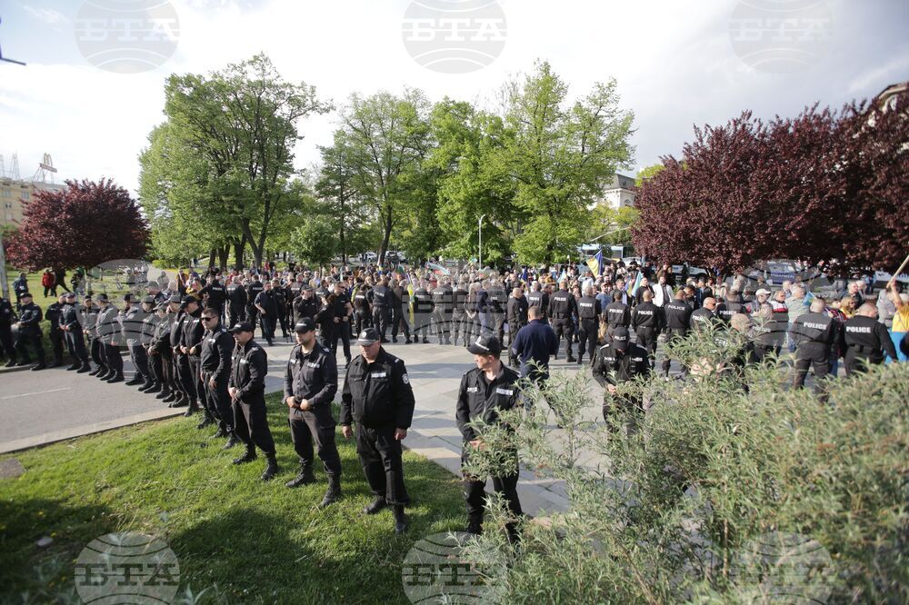 Паметник на Съветската армия - знамена - протестиращи