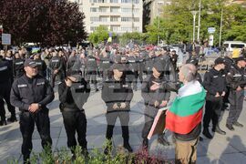 Паметник на Съветската армия - знамена - протестиращи