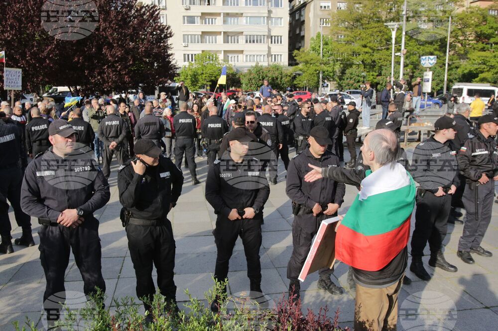 Паметник на Съветската армия - знамена - протестиращи