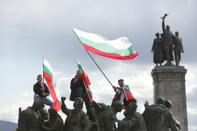 Protests for and against Provision of Military Aid for Ukraine Held at Sofia's Soviet Army Monument