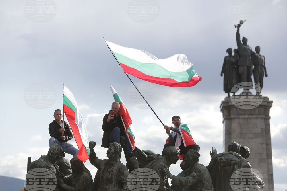 Паметник на Съветската армия - знамена - протестиращи