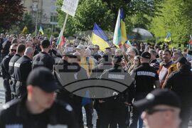 Паметник на Съветската армия - знамена - протестиращи