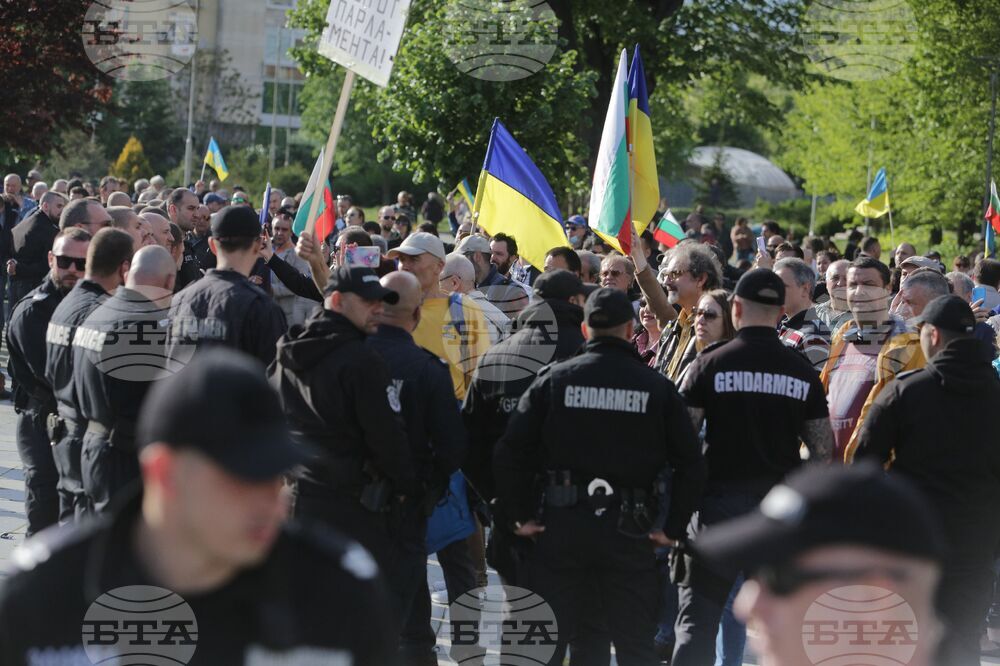 Паметник на Съветската армия - знамена - протестиращи