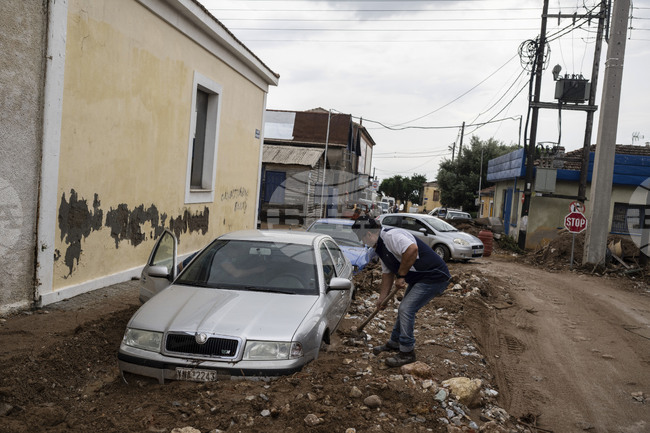 Бурята „Бора“ наводни домове и улици на гръцкия остров Родос