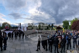 Паметник на Съветската армия - знамена - протестиращи