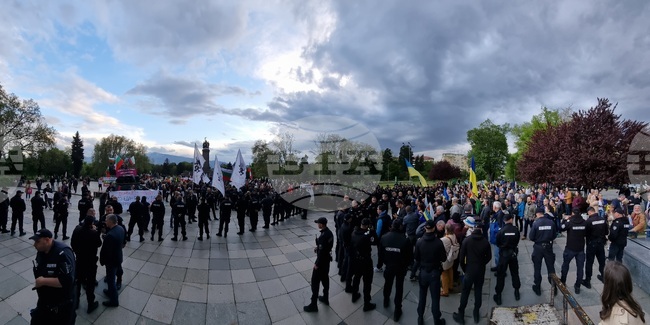 Паметник на Съветската армия - знамена - протестиращи