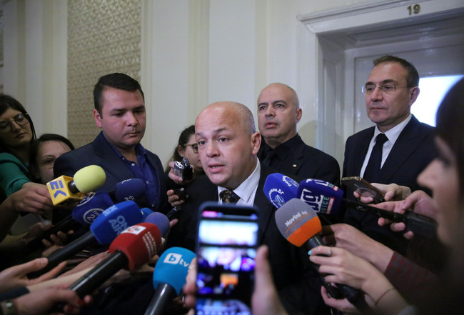 Александър Симов, БСП: С решението си парламентът гарантира, че няма да праща оръжия в Украйна