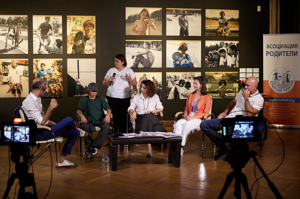 Асоциация Родители представи Пътеводител за родители на тийнейджъри с ценен разговор за порасналите деца