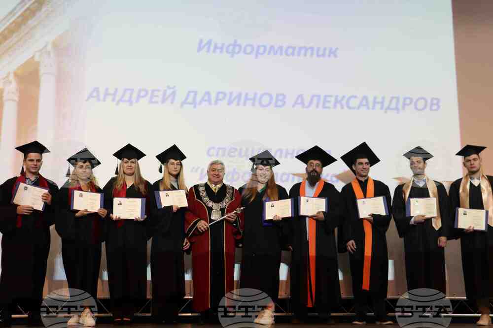 Областна администрация Русе: Над 1000 абсолвенти се дипломират днес от Русенския университет, 14 са пълните отличници
