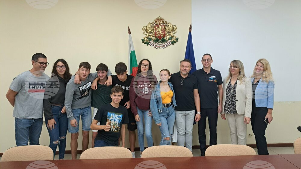 Заместник областният управител на област Хасково Митко Петров посрещна ученици от ПМГ „Акад. Боян Петканчин“ и техните партньори по проект от училища от Португалия, Испания и Италия
