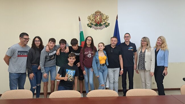 Заместник областният управител на област Хасково Митко Петров посрещна ученици от ПМГ „Акад. Боян Петканчин“ и техните партньори по проект от училища от Португалия, Испания и Италия