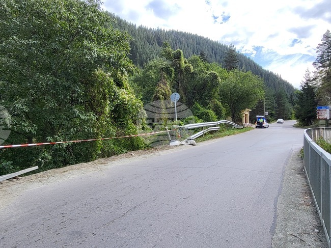 Затворен е пътят Самоков-София заради катастрофа с пострадали, движението се пренасочва