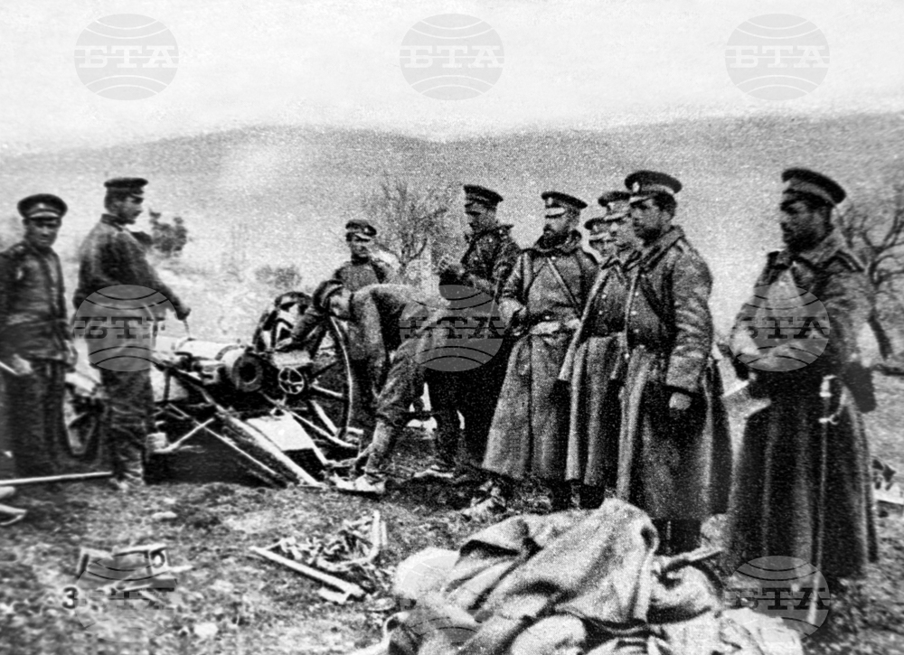 На 1 октомври 1915 г. цар Фердинанд І издава Манифест към българския народ, с който България обявява война на Сърбия и се включва в Първата световна война