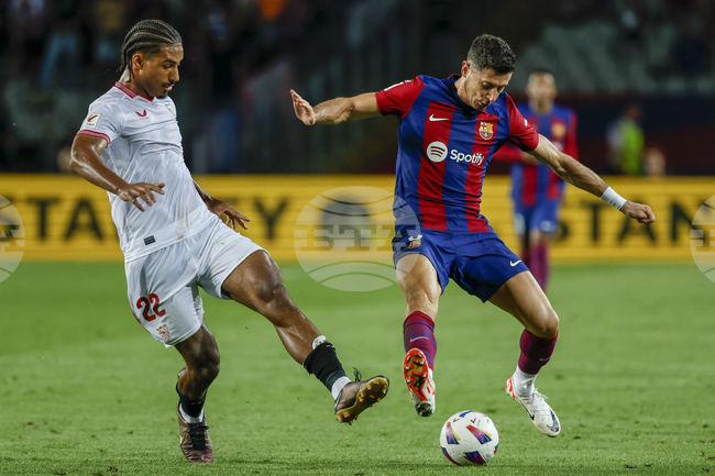 Астън Вила преговаря за френския защитник на Севиля Лоик Баде