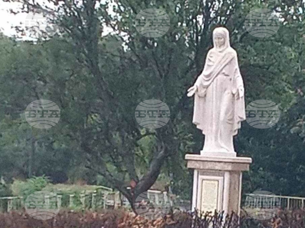Освещават петметрова статуя на Света Богородица в ямболското село Голям манастир