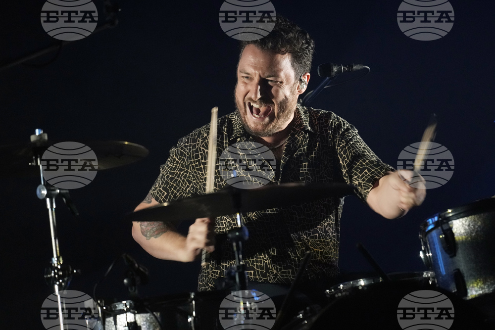 Барабанистът на „Арктик Мънкис“ не изключва възможността групата да запише нова музика