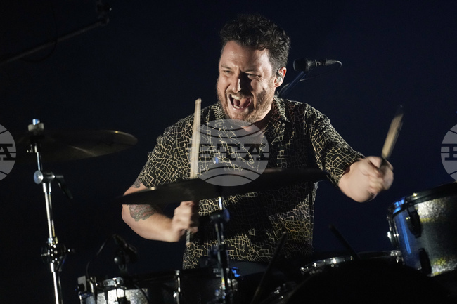 Барабанистът на „Арктик Мънкис“ не изключва възможността групата да запише нова музика