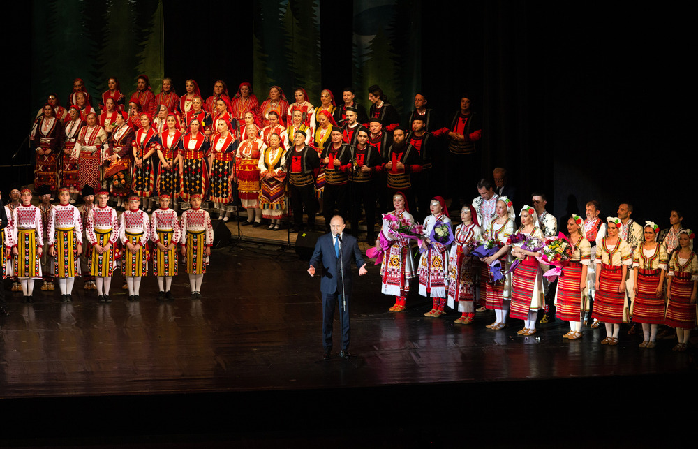 Румен Радев: Вече 75 години Ансамбъл "Гоце Делчев"  предава красотата на българския фолклор и пази жив спомена за изпитанията и борбите на нашите предци