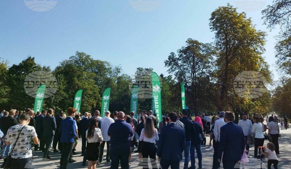 Партия „Възраждане“ откри предизборната си кампания в Борисовата градина в София днес