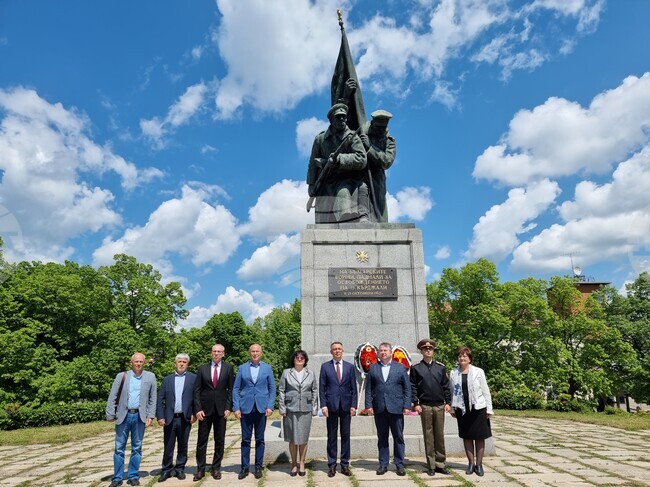 Кърджали - Паметник на освободителите - почит