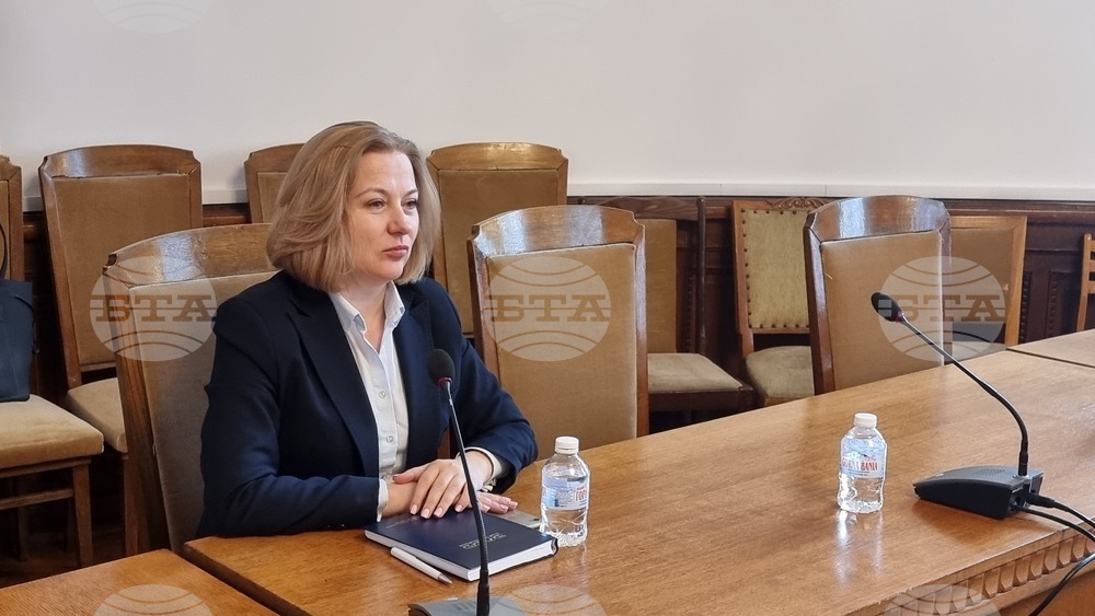 Работи се по темата за намаляване на държавните такси по гражданските и административните производства, заяви министър Надежда Йорданова