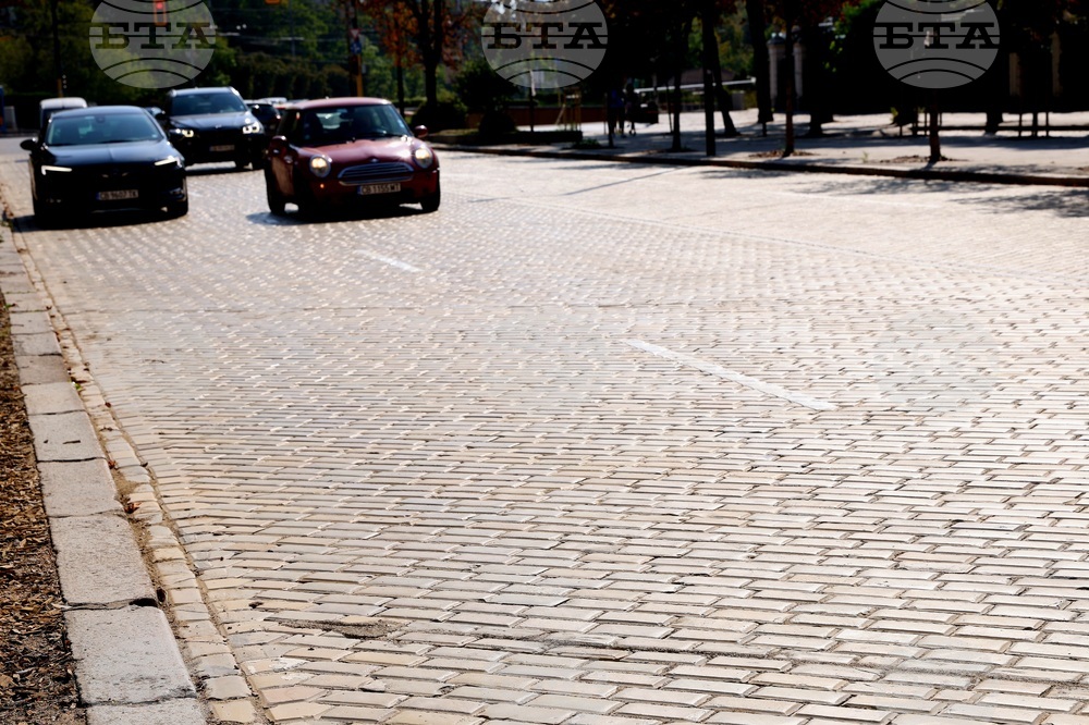 Жълти павета - пуснато движение