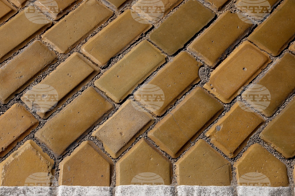 Констатирано е разместване на жълти павета около ревизионна шахта на площад „Кн. Александър I“, съобщиха от Столичната община