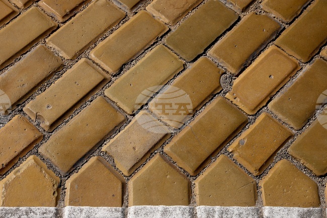 Констатирано е разместване на жълти павета около ревизионна шахта на площад „Кн. Александър I“, съобщиха от Столичната община