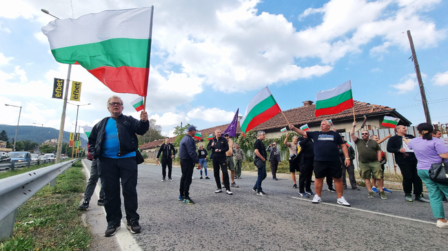 За трети пореден ден енергетици и миньори от Перник излязоха на предупредителен протест заради Териториалните планове за справедлив преход