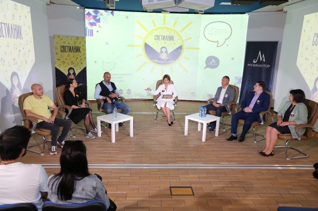 Музикаутор: В Световния ден на музиката бе открито Третото издание на инициативата за даряване с химни българските училища „Светилник“