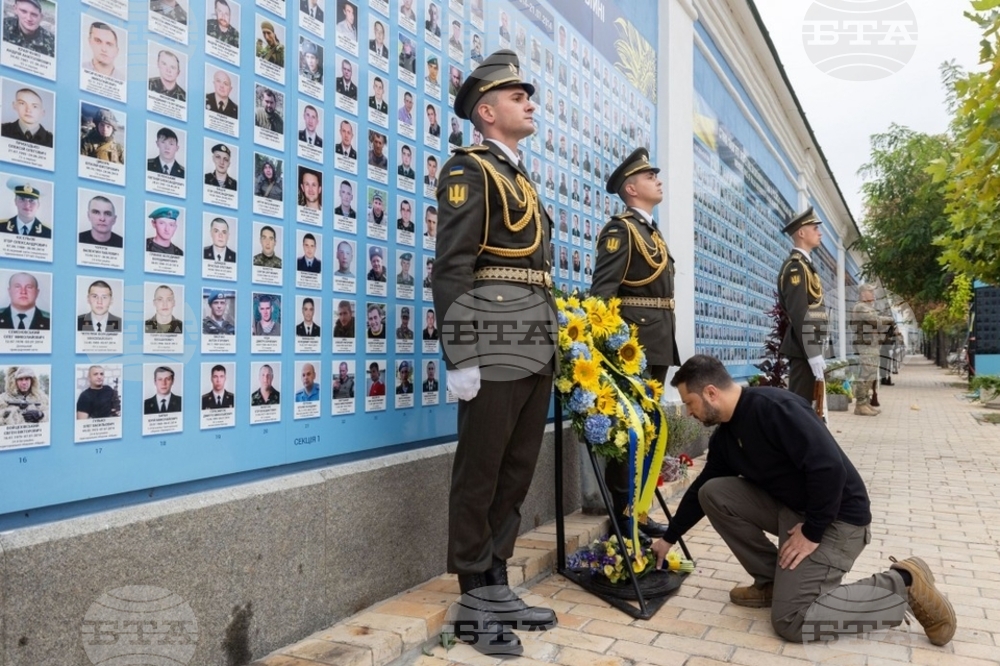 Зеленски, Борел и Залужни почетоха паметта на украинските войници, дали живота си за родината